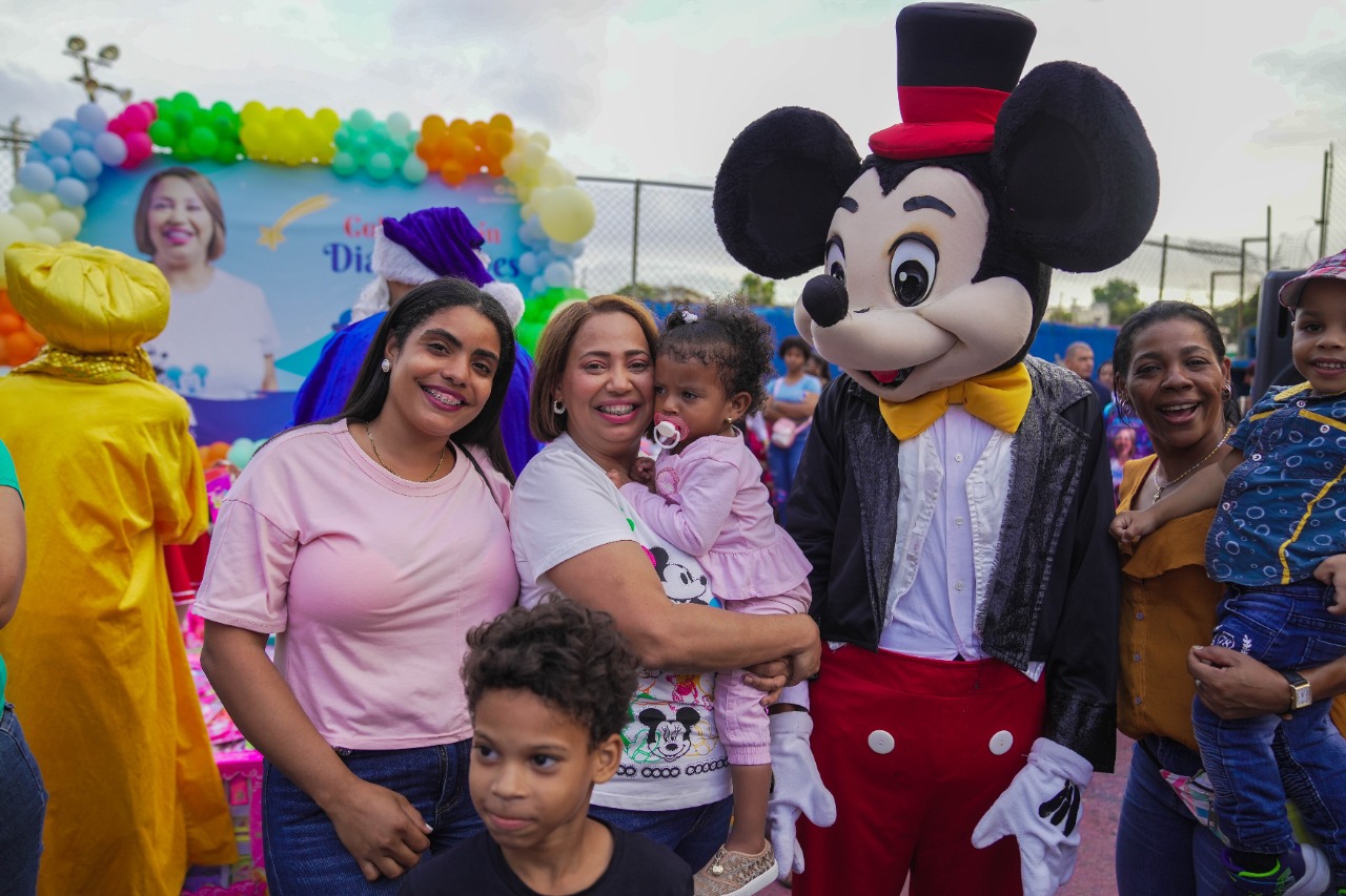 Indhira de Jesús celebra junto a cientos de niños el Día de los Reyes